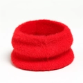 Detalle de calentador de cuello de mohair rojo mostrando su textura suave de pelo largo - Rojo