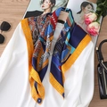 Foulard di seta 70 cm blu navy con stampa equina vintage su camicia bianca - Giallo Blu Notte (FJ296-2)