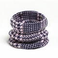 Dettaglio macro del motivo pied-de-poule e della trama in maglia spessa di questo scaldacollo invernale - Larghezza Piatta 20cm Altezza 15cm / Viola Rosa E Blu Scuro (WB34-2)