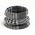 Dettaglio della spessa trama in maglia pied de poule bianca e nera di questo scaldacollo invernale - Larghezza Piatta 20cm Altezza 15cm / Nero E Bianco (WB34-3)