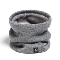 Detailaufnahme von Strick-Loop-Schal mit grauem Fleece-Futter und Marken-Webetikett - Dunkles Heidegrau