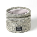 Detail von Winter-Strick-Halswärmer mit dickem Fleece-Futter und schwarzem Etikett - Beige