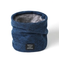 Detailaufnahme des blauen Strickwärmers mit dickem grauem Kunstlammfell-Futter - Marineblau