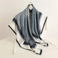 Marineblauwe en witte zijden vierkante sjaal met BB-kettingprint op wit breiwerk - 90x90cm / Mistblauw (FN59-2)