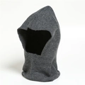Détail de la cagoule tricotée gris foncé montrant les coutures et la texture - Gris clair
