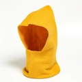 Détail de la cagoule en tricot jaune gingembre avec texture fine et protège-cou - Jaune