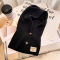 Dettaglio del passamontagna nero a maglia con texture a costine e bottoni in resina - Nero