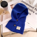 Dettaglio di passamontagna in maglia blu reale con bottoni marroni e patch - Blu Zaffiro