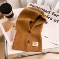 Sciarpa con cappuccio in maglia caramello con bottoni su un vassoio decorativo - Cachi