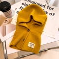 Dettaglio del passamontagna in maglia giallo zenzero con trama a coste e bottoni marroni - Giallo