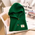 Dettaglio del passamontagna in maglia verde con trama in lana spessa e bottoni marroni scuri - Verde Scuro