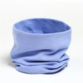 Dettaglio della trama a maglia di uno scaldacollo in cotone azzurro con tessuto elastico - Blu