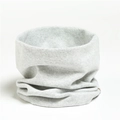 Vista dettagliata dello scaldacollo in maglia grigio chiaro con trama in cotone morbido - Grigio chiaro