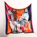 Zijdeachtige satijnen vierkante sjaal met geometrische paardenhoofdprint en ruitpatroon - Oranje en marineblauw dubbel paardenhoofdpatroon