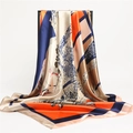 Detail van zijden satijnen sjaal met levendige geometrische patronen in oranje en blauw - Marineblauw en Oranje Geometrisch Paard