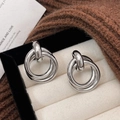 Minimalistische silberne dreifach verschlungene Creolen in einer Geschenkbox - Silber