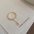 Nahaufnahme des vergoldeten Sternanhänger-Rings mit funkelnden Zirkoniasteinen - Goldener Stern Zirkon Kette Verstellbarer Ring