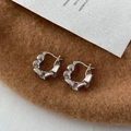 Macro detail van zilveren hoepeloorbellen met geplooide metaaltextuur op vilt - Klein (ongeveer 2 cm) / Zilver