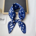 Foulard in seta blu navy con motivi geometrici, 70cm quadrato per uno stile versatile - 70x70cm / Blu navy