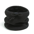 Detailansicht schwarzer Strick-Halswärmer mit Waffelmuster, Fleecefutter und Schleife - Schwarz
