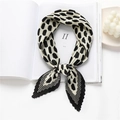 Dettaglio di un foulard di seta a pieghe con pois bianchi e neri e texture stropicciata - Pois beige con bordo nero (FY90-2) / Circa 100cm