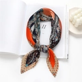 Détail d'un foulard plissé en soie avec motifs bohèmes orange et bleu sur magazines - Bordure Orange Kaki (FY87-5)