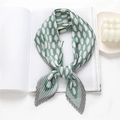 Sciarpa di seta plissettata verde a pois bianchi su sfondo bianco minimalista - Pois verde chiaro (FY90-4) / Circa 100cm