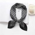 Carré de soie élégant aux motifs géométriques noir blanc et gris sur magazine de mode - Noir