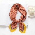 Gros plan détaillé d'un foulard en soie à motifs géométriques et bordures jaunes - Rouge Orangé Foncé