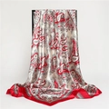 Sciarpa di seta paisley champagne con bordo rosso appesa a una cornice nera - Rosso (FT152-1)