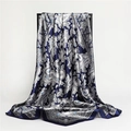 Foulard in seta paisley blu scuro 90cm, esposto elegantemente su una cornice minimalista - Blu Navy (FT152-2)