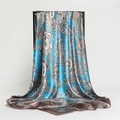 Dettaglio della sciarpa in seta paisley blu lago con lucentezza satinata e bordi - Blu (FT152-4)
