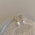 Detalle de pendientes dorados irregulares con perlas de agua dulce sobre bandeja cristal - Pendientes de Perlas de Agua Dulce Plisados (Chapado en Oro) / Dorado