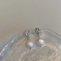 Detalle macro de pendientes de metal plateado irregular con elegantes perlas blancas - Pendientes de Perlas de Agua Dulce Plisados (Chapado en Plata) / Plateado
