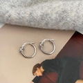 Nahaufnahme silberner Knoten-Ohrringe mit polierter Oberfläche auf einem Magazin - Geknotete Glatte Ohrringe (Versilbert) / Silber