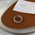 Vue détaillée d'une bague à triple rangée de perles argentées avec anneau ajustable ouvert - Bague Torsadée Argentée