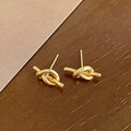 Detailansicht goldener Knoten-Ohrstecker mit filigranem Knotendesign und Steckverschluss - Goldene Knoten-Ohrstecker (Echt vergoldet)