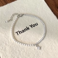 Dettaglio del bracciale con perle e cristalli e catena regolabile su biglietto di ringraziamento - Argento
