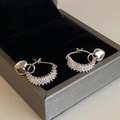 Detalle de pendientes de corazón plateados con circonitas sobre caja de terciopelo - Pendientes de Aro con Corazón de Circonita Chapados en Plata