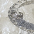 Doppelreihiger Stern Ring in Silber mit glänzenden Zirkoniasteinen auf weißem Hintergrund - Silberner Stern Zweischichtiger Hohler Zirkonia Ring