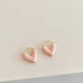 Dettaglio di orecchini a cuore con finitura rosa perlata e cerchi in oro lucido - Fibbia per Orecchio a Cuore in Smalto / Rosa