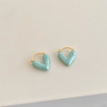 Dettaglio di orecchini a cuore azzurro in smalto con cerchi in metallo dorato - Fibbia per Orecchio a Cuore in Smalto / Verde