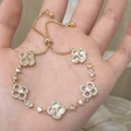 Vergulde Gema candy-stijl armband met vijf bloemenhangers ingelegd met diamanten - Gouden Klaver Schelp Zirconia Stijl