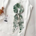 Détail d'un foulard étroit en soie avec lettre B et imprimé floral vert noué au décolleté - Fleur Rétro Vert Foncé Crème Lettre B (LK32-B)