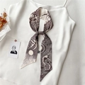 Détail du foulard Twilly marron café avec imprimés artistiques de soleil et de lune - Astrologie Crème Café Foncé Lettre D (LK32-D)