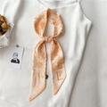 Détail d'un foulard twilly avec la lettre E et imprimé floral noué sur un débardeur - Plante Orange Base Claire Lettre E (LK32-E)