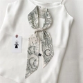 Détail d'un foulard étroit beige avec imprimé floral et lettre G noire sur un haut en soie - Noir Blanc Floral Lettre G (LK32-G)