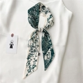 Détail d'un foulard Twilly beige avec motif floral vert et impression de la lettre J - Vert Foncé Floral Crème Lettre J (LK32-J)