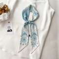 Détail d'un foulard étroit en soie à motif floral et impression de la lettre K sur satin - Fleur Fraîche Bleu Blanc Lettre K (LK32-K)