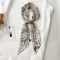 Détail d'un foulard étroit beige avec imprimé carte vintage et lettre M sur chemise - Carte Marron Crème Lettre M (LK32-M)